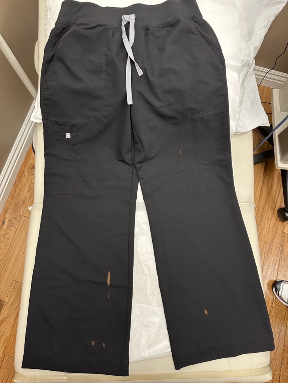 FIGS Black high waisted Isabel wide leg women’s scrub pants. Large